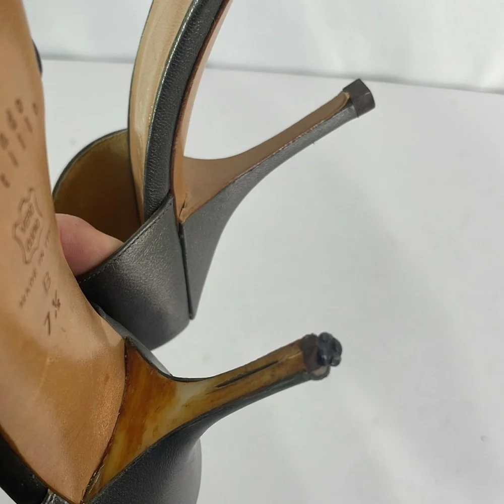 Edmundo Castillo gray leather heels with leather sole. Made in Italy.